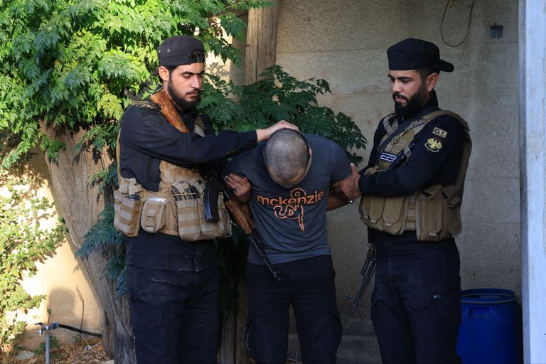 صور نشرتها الداخلية السورية لعملية القبض على الخلية