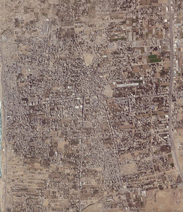 فتاة فلسطينية تنظر إلى أنقاض منزل عائلتها الذي قصفته إسرائيل بغزة