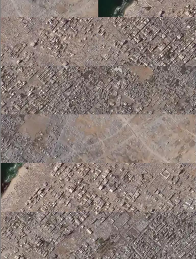فتاة فلسطينية تنظر إلى أنقاض منزل عائلتها الذي قصفته إسرائيل بغزة