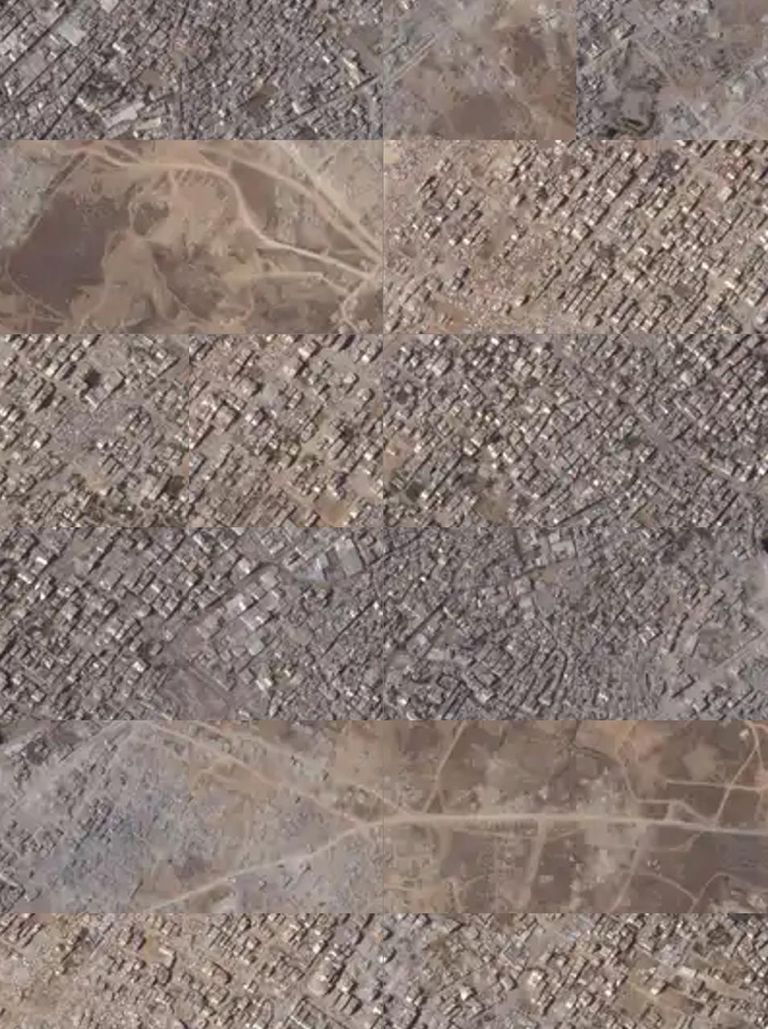 فتاة فلسطينية تنظر إلى أنقاض منزل عائلتها الذي قصفته إسرائيل بغزة