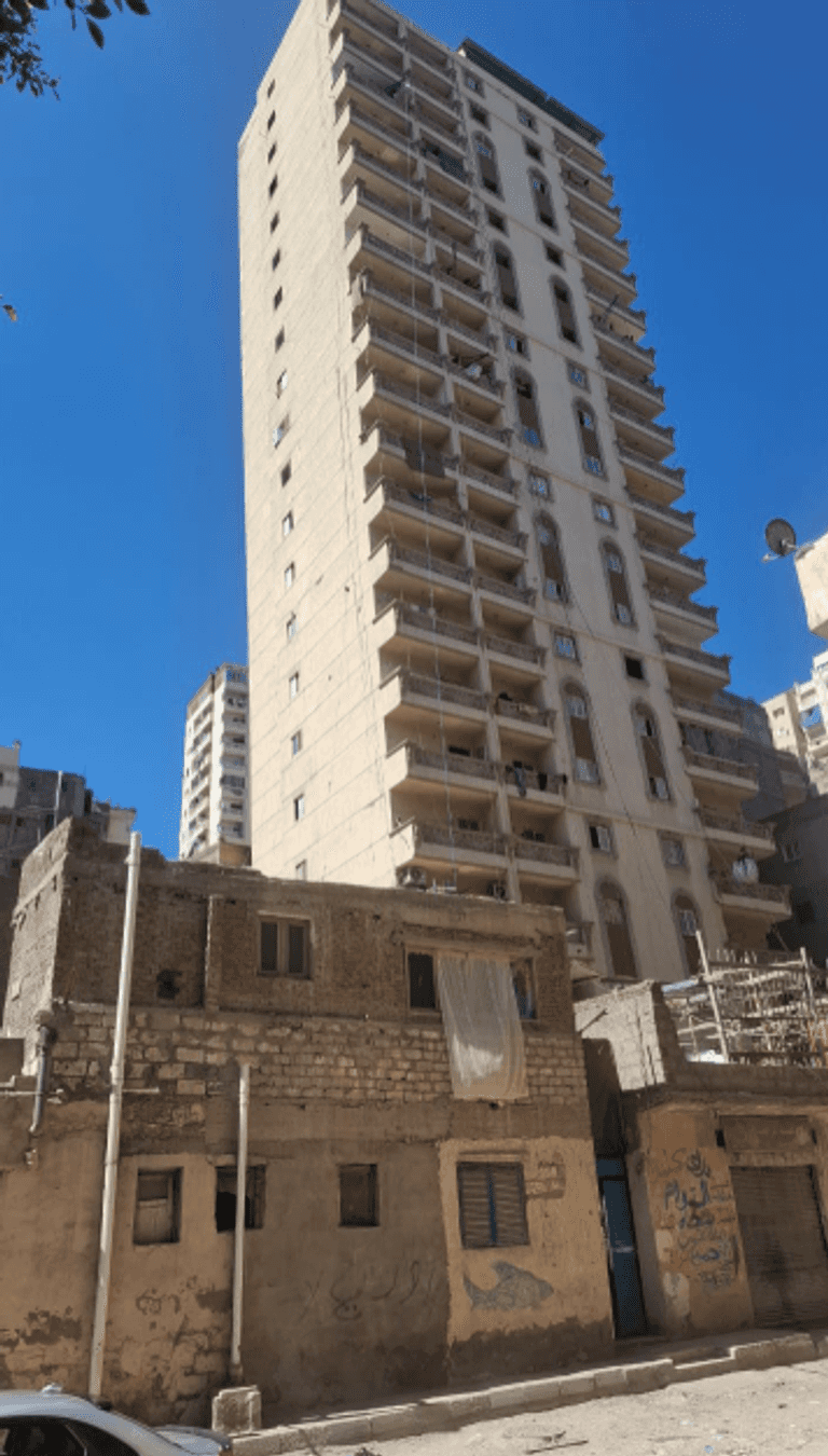 عقار الإسكندرية المائل