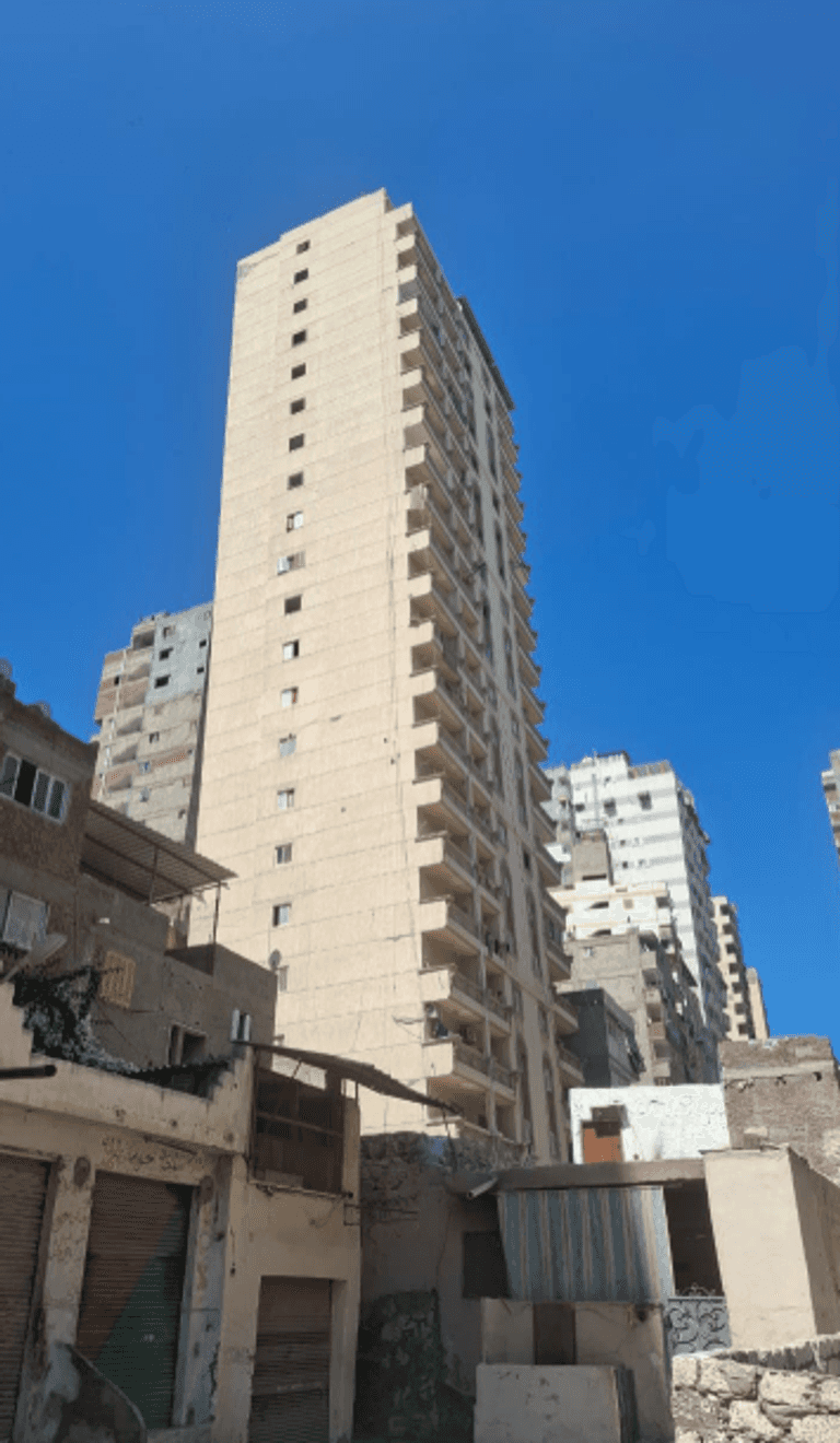 عقار الإسكندرية المائل
