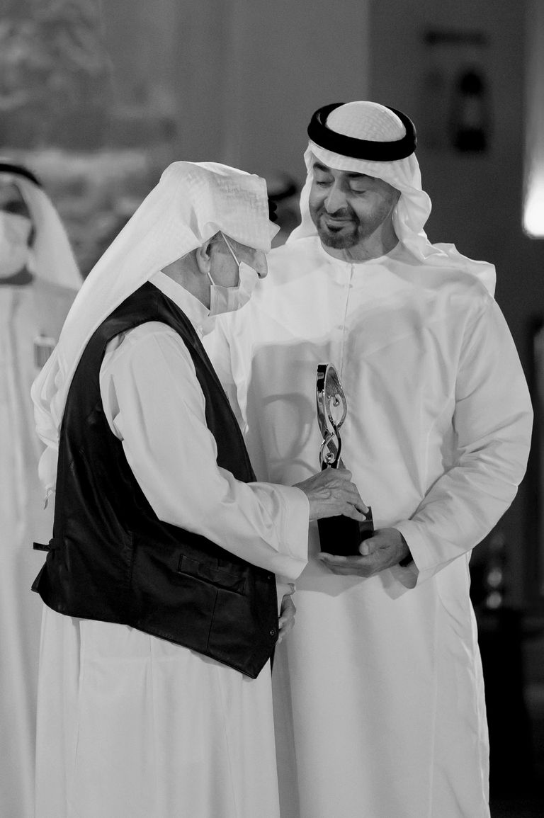 الشيخ محمد بن زايد آل نهيان يكرم حسين خانصاحب - أرشيفية رجل الأعمال حسين عبدالرحمن خانصاحب