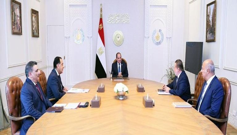 جانب من اجتماع الرئيس المصري مع المسؤولين