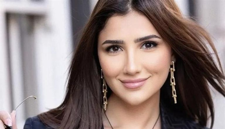 مي عمر من داخل سيارة فارهة