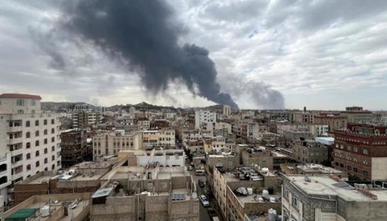 آثار ضربة سابقة على ميناء الحديدة