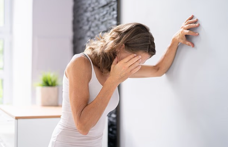 الدوار يحدث عند أي حركة مفاجئة للرأس مثل النهوض من السرير أو الانحناء