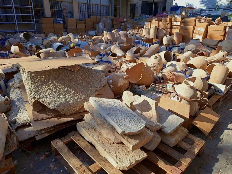 فلسطينيون يبحثون بين أنقاض مبنى قصفته إسرائيل في غزة