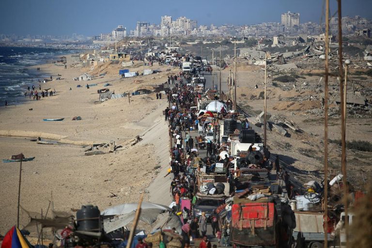 نازحون فلسطينيون مع أمتعتهم يتجهون جنوبا وسط معاناة كبيرة في التنقل