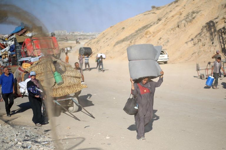 نازحون فلسطينيون مع أمتعتهم يتجهون جنوبا وسط معاناة كبيرة في التنقل
