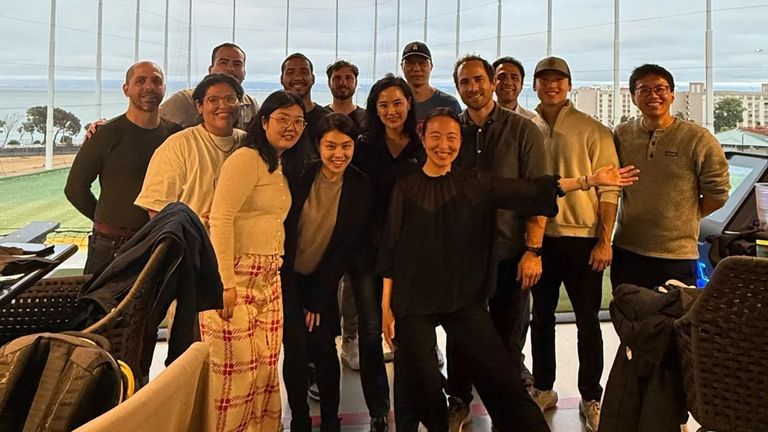 كريستي كيم وسط فريق عمل شركتها كريستي كيم