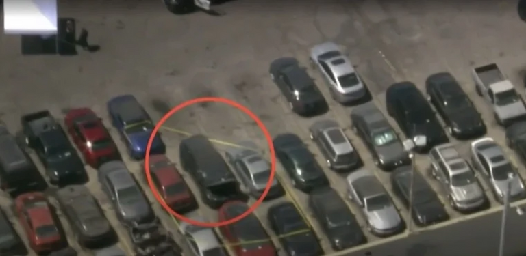 سيارة المغني D4vd المغني الأمريكي ديفيد أنتوني بيرك