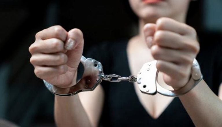 القبض على المتهمة بقتل رجل - تعبيرية