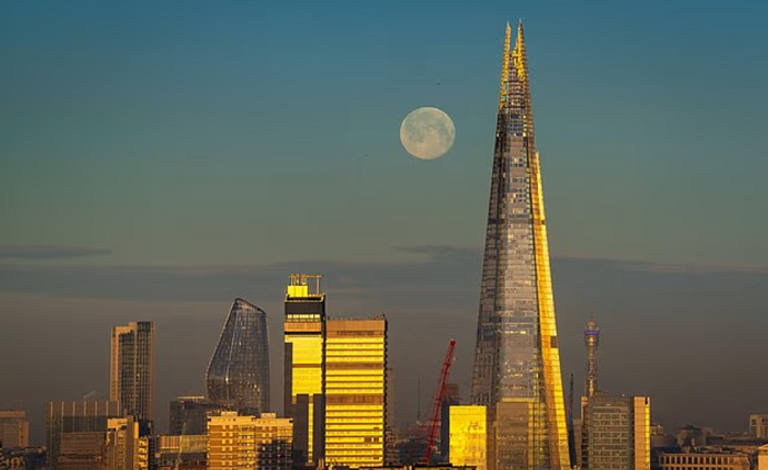 القمر يبتعد عن الأرض بمعدل 3.8 سنتيمتر سنويا.