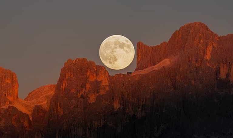 القمر يبتعد عن الأرض بمعدل 3.8 سنتيمتر سنويا.