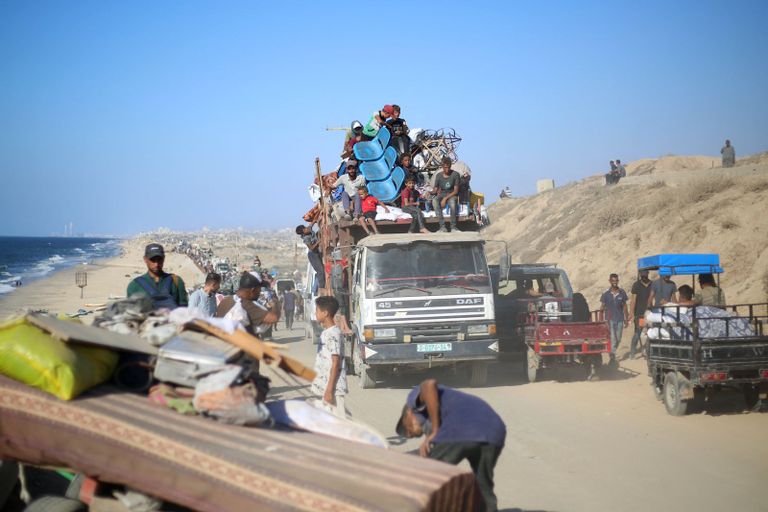 عائلة أبو جراد وهي تنزح ليلا