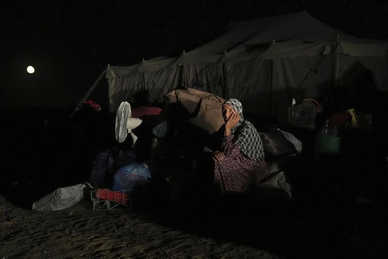 عائلة أبو جراد وهي تنزح ليلا