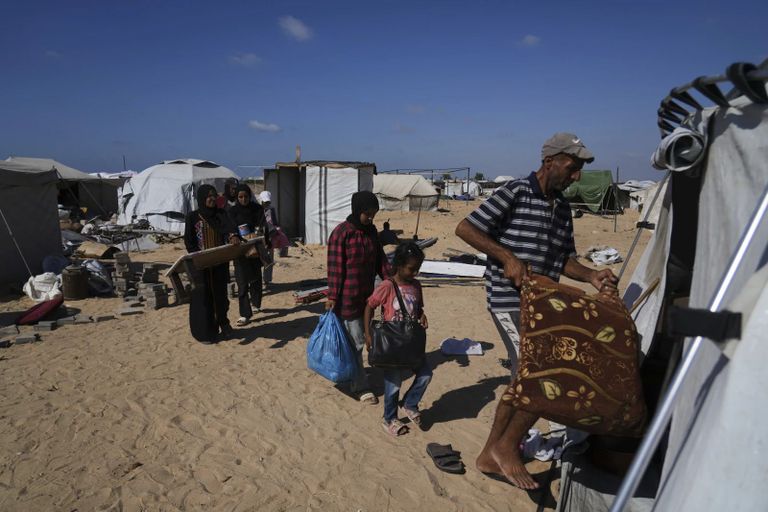 عائلة أبو جراد وهي تنزح ليلا