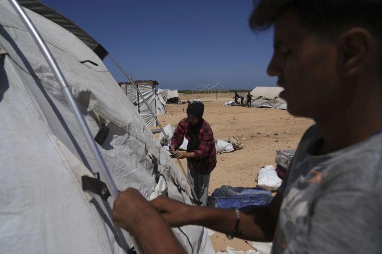 عائلة أبو جراد وهي تنزح ليلا