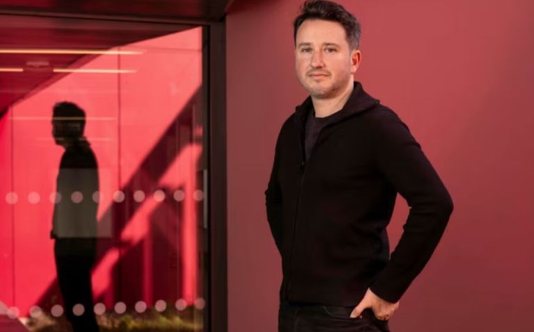 غابرييل زوكمان، أستاذ في كلية باريس للاقتصاد، يقود حملة من أجل فرض ضريبة عالمية بنسبة 2% على أولئك الذين تبلغ ثرواتهم الإجمالية أكثر من مليار دولار مظاهرات تدعو لفرض الضرائب على الأثرياء