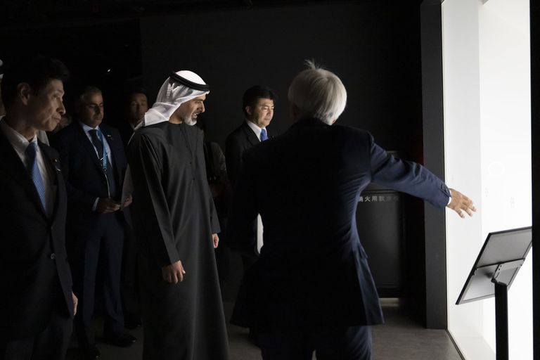 زيارة الشيخ خالد بن محمد بن زايد آل نهيان لجناح اليابان في إكسبو