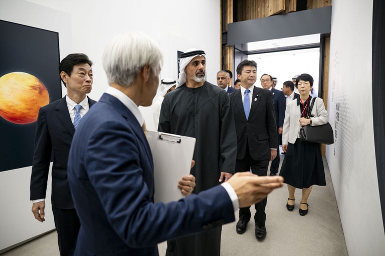 زيارة الشيخ خالد بن محمد بن زايد آل نهيان لجناح اليابان في إكسبو