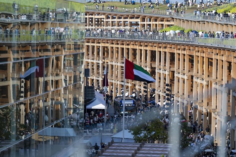 زيارة الشيخ خالد بن محمد بن زايد آل نهيان لجناح الإمارات في إكسبو