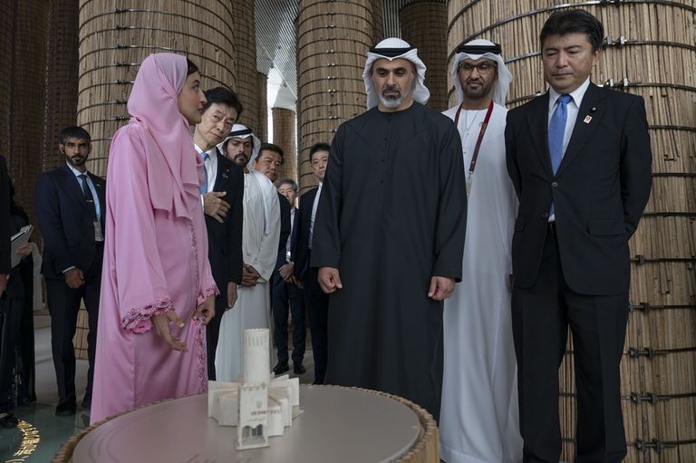 زيارة الشيخ خالد بن محمد بن زايد آل نهيان لجناح الإمارات في إكسبو