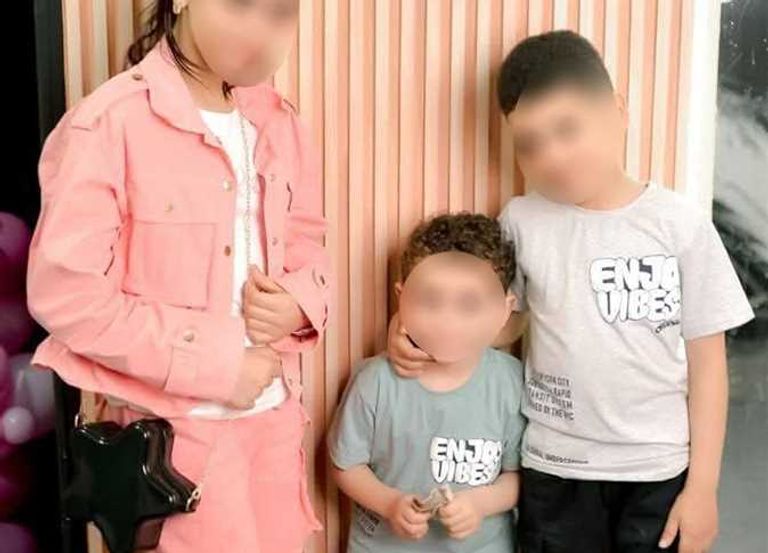 صورة الأطفال الثلاثة