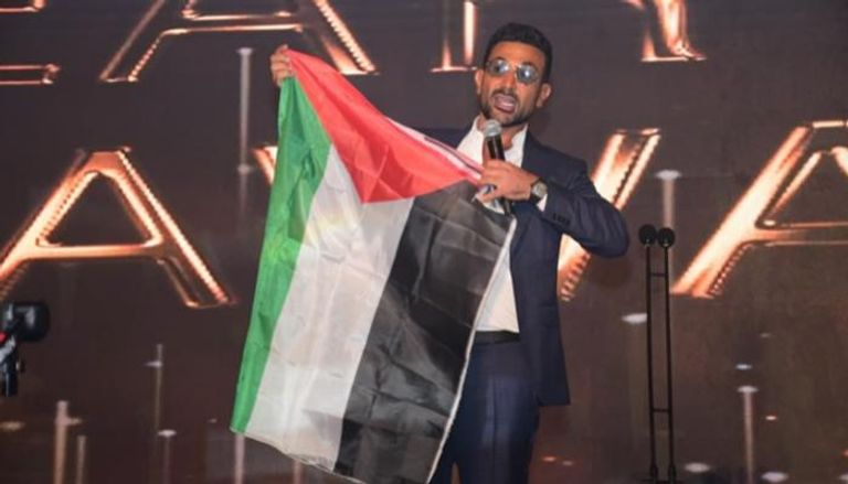 أحمد سعد يرفع علم فلسطين في "دير جيست"