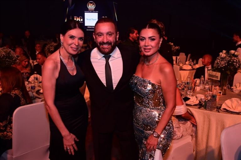 أحمد سعد يرفع علم فلسطين في 
