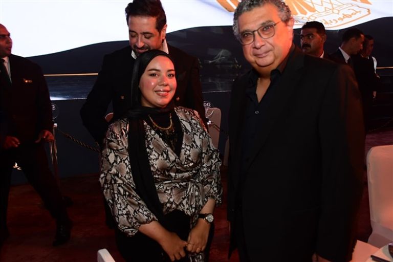 أحمد سعد يرفع علم فلسطين في 