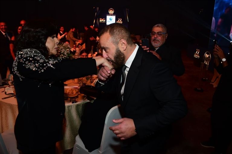 أحمد سعد يرفع علم فلسطين في 