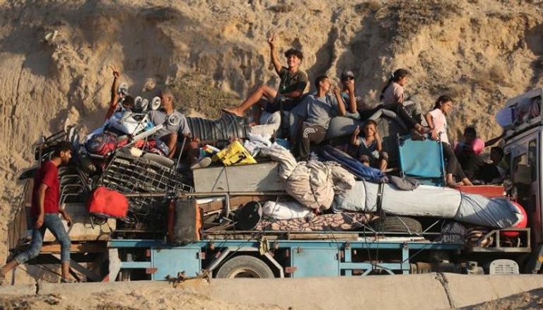 نازحون في غزة يرفعون علامة النصر