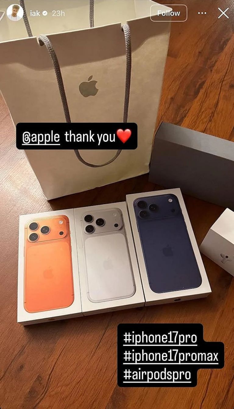 نجم بوليوود كارتيك آريان يستعرض آيفون 17 برو نجم بوليوود كارتيك آريان يستعرض آيفون 17 برو