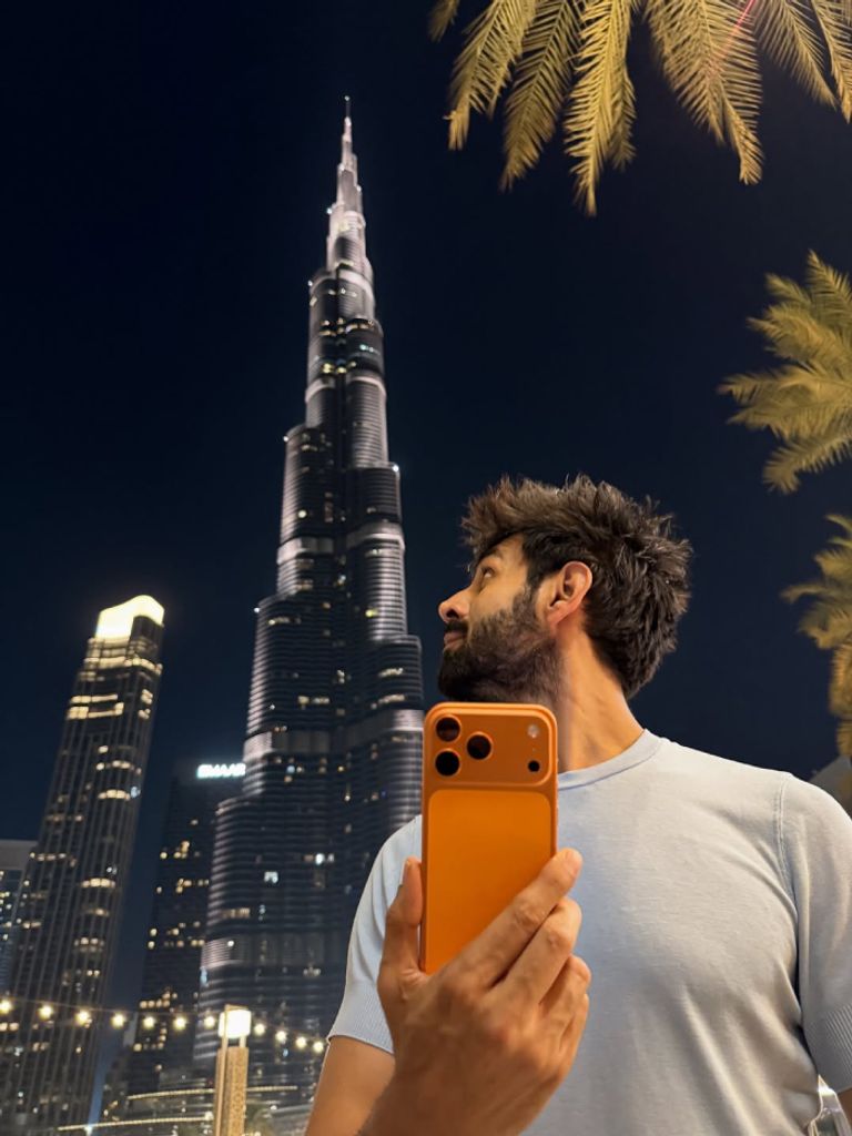 نجم بوليوود كارتيك آريان يستعرض آيفون 17 برو