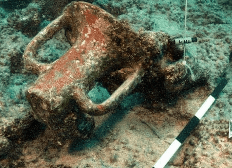 مستكشفون يقولون أنهم باتوا أقرب من أي وقت مضى لاكتشاف قبر كليوباترا.