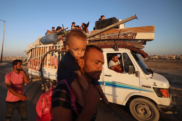 رحلة نزوح صعبة في غزة