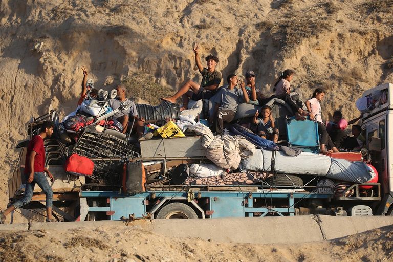 رحلة نزوح صعبة في غزة