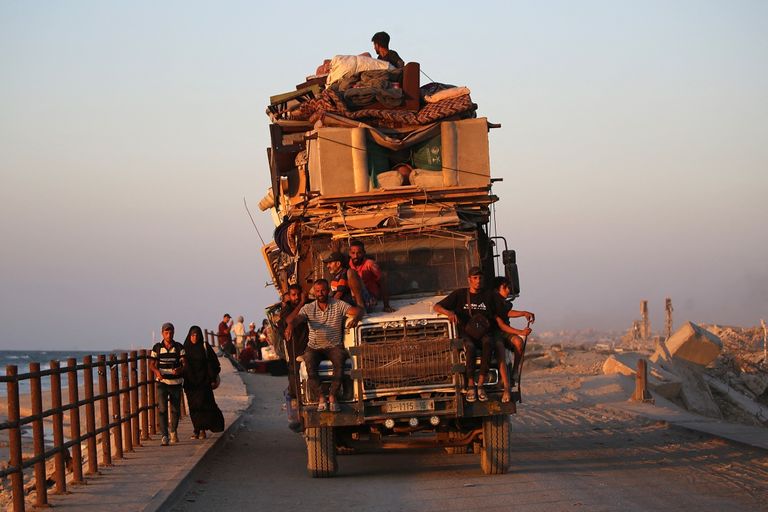 رحلة نزوح صعبة في غزة