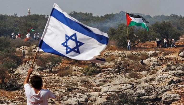 طفلان يرفعان علمي فلسطين وإسرائيل