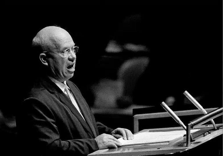 الديناصور فرانكي متحدثا أمام الجمعية العامة