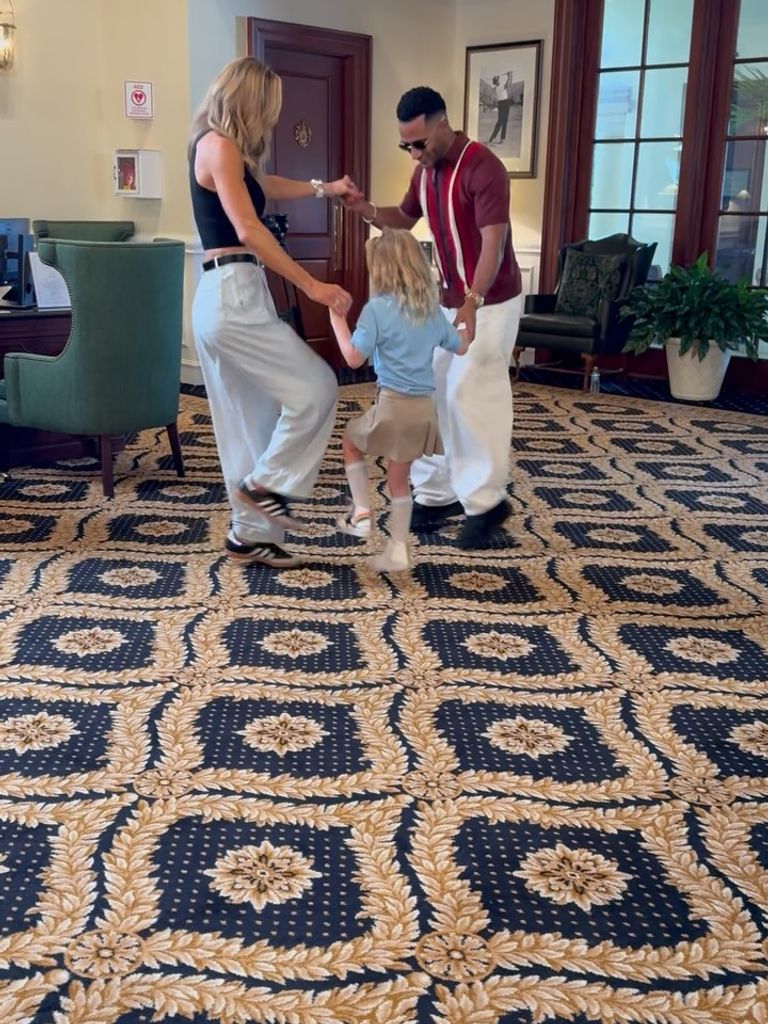 محمد رمضان يشارك لارا ترامب وابنتها الرقص