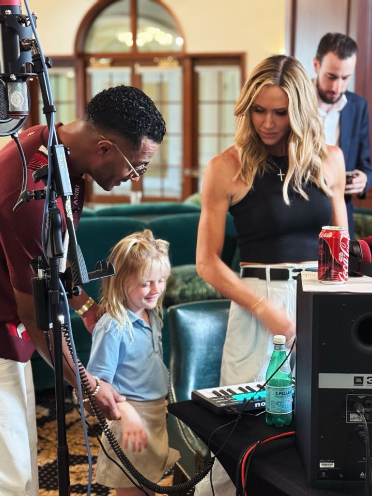 محمد رمضان يشارك لارا ترامب وابنتها الرقص