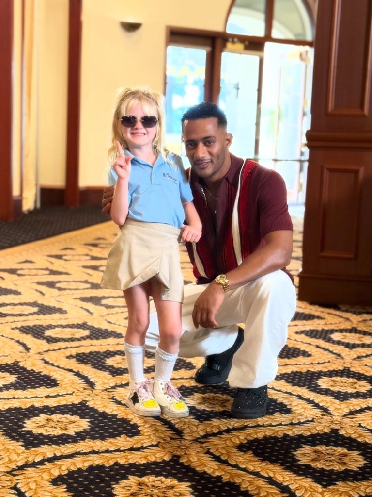 محمد رمضان يشارك لارا ترامب وابنتها الرقص