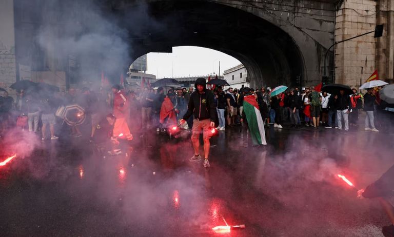 إضراب عمال الموانئ في جنوة احتجاجًا على حرب إسرائيل في غزة