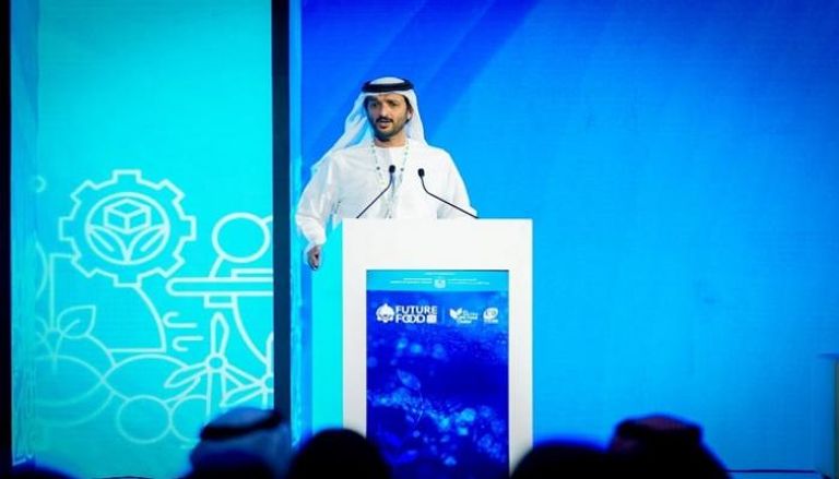 عبدالله بن طوق المري خلال فعاليات منتدى مستقبل الصناعات الغذائية 2025