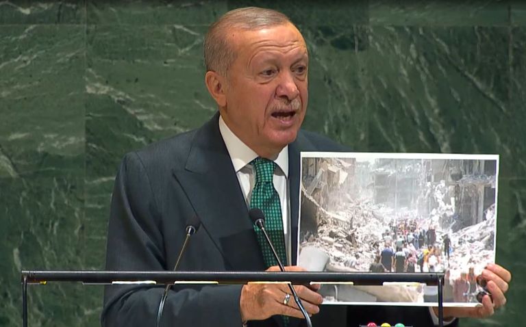 أردوغان يعرض في الأمم المتحدة صورا لمعاناة أهالي غزة