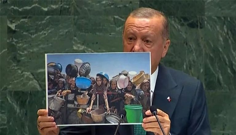 أردوغان يعرض في الأمم المتحدة صورا لمعاناة أهالي غزة