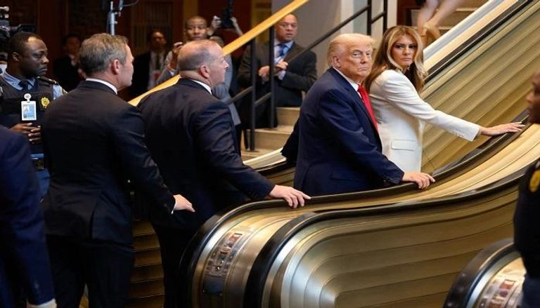 الرئيس الأمريكي وزوجته ميلانيا ترامب على سلم الأمم الأمم المتحدة